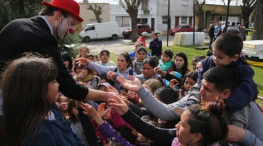 Piñón Julio: Garro pasó por las celebraciones por el Día del Niño y dijo que "son el futuro y debemos cuidarlos"