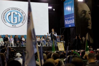 Como una señal del peronismo que podría nacer tras las elecciones, Massa recibió el respaldo de la CGT