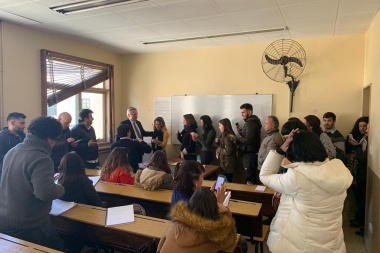 Rockstar: alumnos de la UBA hicieron cola para una selfie con Alberto