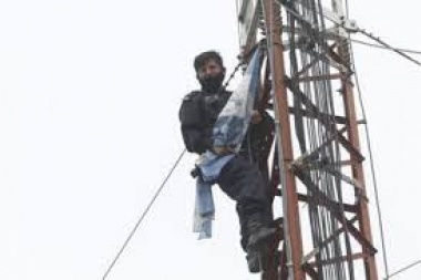 Tensión y angustia por un policía que amenaza con arrojarse desde una torre