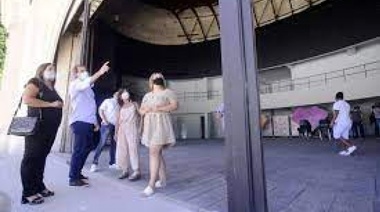 Sigue la pelea por el Teatro del Lago: "Cuando fueron gobierno lo abandonaron hasta la ruina"