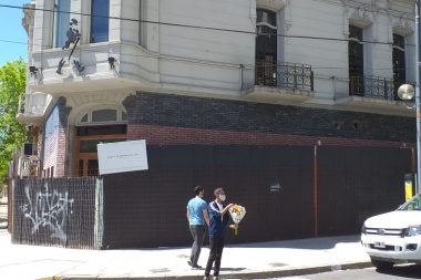 Ladrillo a la vista, más berreta que canapé de polenta: cuestionan el cambio de fachada de un edificio patrimonial