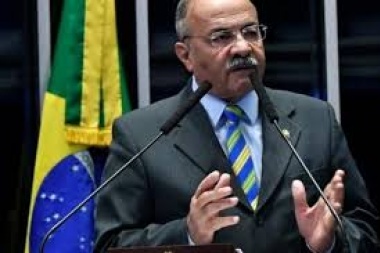 ¿No era mejor un plazo fijo?: acusan a un senador brasileño de esconder dinero entre sus nalgas