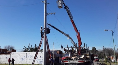 Por el viento que fuerte sopla: sigue la colocación de columnas de hormigón en el tendido eléctrico de La Plata