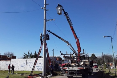 Por el viento que fuerte sopla: sigue la colocación de columnas de hormigón en el tendido eléctrico de La Plata