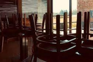 Maduran tres semanas de cierre total: la gastronomía ni con mesas afuera