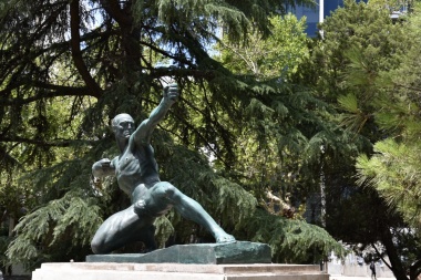 Al arco, Hércules: restauran una emblemática estatua en Plaza Moreno