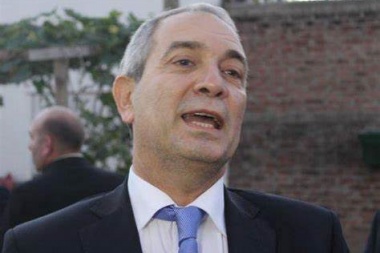 El Turco rompió el chanchito: 30,5 % de aumento a los municipales de La Plata