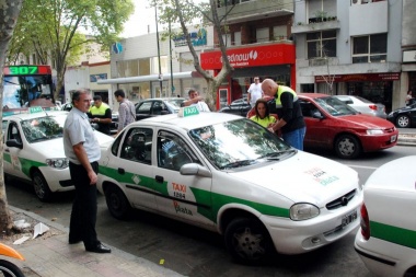 Otro saque al bolsillo platense: un taxi por 25 cuadras costará 100 pesos