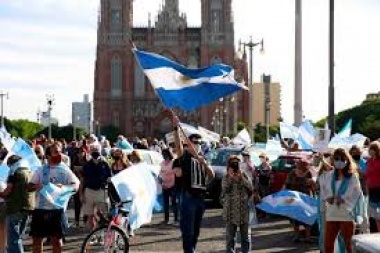 En La Plata, la marcha opositora incluyó consignas anti vacuna