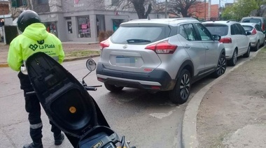 City Bell: furiosa porque la multaron por estacionar mal, les revoleó con el corpiño