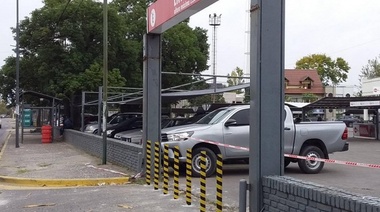 Mala gente: en City Bell, para evitar el semáforo se mandaban por adentro del supermercado