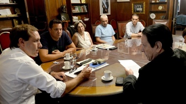 Como había anticipado en Ciudadanos, Garro pasó 1.100 municipales a planta permanente y les ofreció 5% de aumento de sueldo