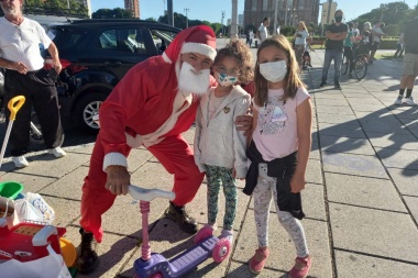 Papá Noel se llevó la canasta llena: otra exitosa jornada de la colecta navideña de La Plata Solidaria