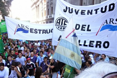 Vidal ante la primera marcha de gremios que se oponen a la reforma laboral
