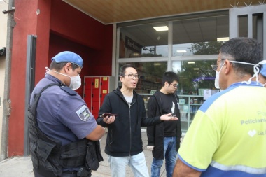 Clausuran un supermercado en Los Hornos: el dueño llegó de China y se puso a atender a la gente