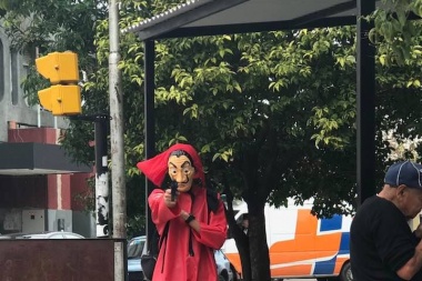 Inquietud en Berisso por un disfrazado de La Casa de Papel