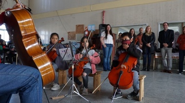Edelap donó nuevos instrumentos a la Orquesta Escuela de Berisso tras el robo sufrido