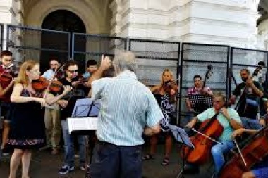 Garro le hizo una propuesta a la Orquesta de Cámara para que sean municipales y salgan a tocar por los barrios