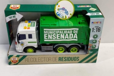 Estudian hacer muñecos de Mario Secco, tras el éxito de ventas de los camiones municipales