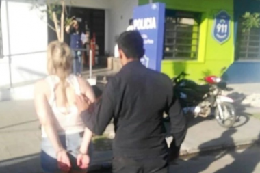 Detienen a la hija del Pata Medina en Los Hornos por tenencia de arma de fuego