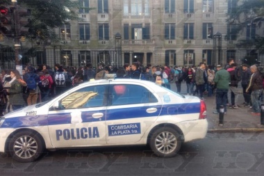 Colegio Nacional: una nena de 15 años se pegó un tiro en plena clase y habría dejado una carta