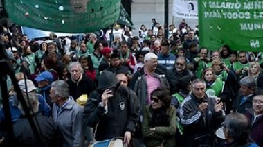 Piden al paseador de Dylan que adelante el pago del aguinaldo ante la incertidumbre creada por Milei