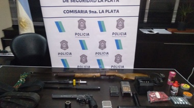 Armas, drogas y elementos policiales durante el allanamiento al dueño de una pensión denunciado por quedarse con pertenencias de los inquilinos