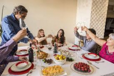 "¿A quién dejamos afuera?": España limitará a seis personas la cena de Navidad