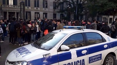 Mensaje terrible: "Chau mierdas dejo un juego en la mochila, el que lo encuentra se lo queda"