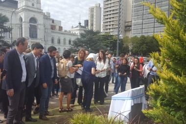 Las Madres ya tienen en Plaza Moreno su Jardín de las Azucenas