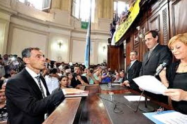 ¿Casualidad o tiroteo interno?: el mismo día en que Macri aumentó los sueldos de sus funcionarios, Garro se opuso a la misma suba en el Concejo Deliberante