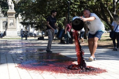 Para promocionarse, Tetaz arrojó sangre artificial en una plaza de La Plata
