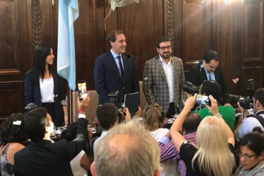 Garro "atendió" a Balcedo y al Pata Medina en su discurso inaugural del Concejo Deliberante