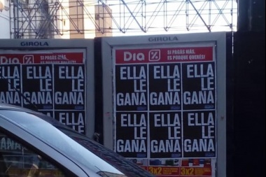 Aparecieron los primeros afiches con la consigna "Ella le Gana"