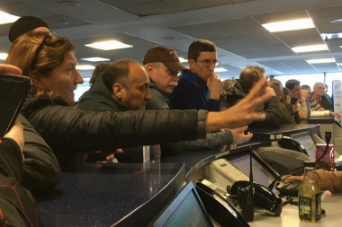 No les dan ni un vaso de agua: Aerolíneas Argentinas tiene a cientos de argentinos y varios platenses hace tres días varados en aeropuerto de Nueva York