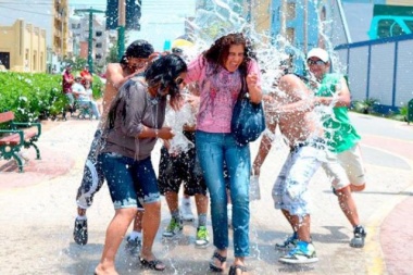 Proponen prohibir el juego con agua o cuanto menos que no se pueda mojar sin permiso