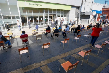 Cobro de jubilados: en Ensenada Secco cortó la calle y armó una gran sala de espera con baños químicos y personal de seguridad