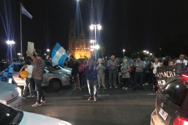 Protesta por las tarifas: en La Plata, el ruidazo fue ruidoso