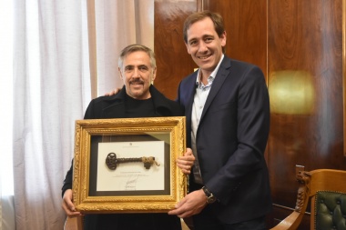 Ya no tiene que tocar timbre: Garro le dio las llaves de la ciudad a Alejandro Lerner