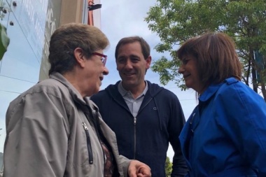 Bajo un cielo amenazante, Garro timbrea por el barrio Parque Saavedra junto a la Pato Bullrich