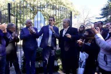 Junto a peronistas anti K, Garro restituyó un busto de Perón en la plaza de 25 y 60