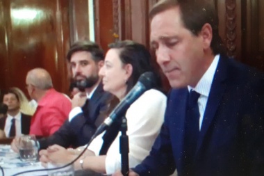 Garro juró "por todos los vecinos" y llamó otra vez a priorizar la ciudad por sobre la política