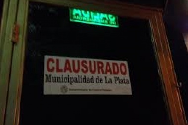 Después de las clausuras, autorizan a los bares a permitir consumir en mesas afuera