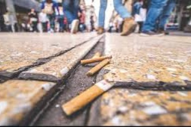 No sea mugriento: la Muni platense pondrá ceniceros públicos para los que tiran el pucho en la calle