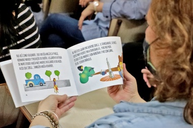 Presentaron en Tandil "Heroínas con Pañuelo", el libro infantil que narra la lucha de las Madres de Plaza de Mayo