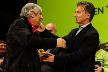 Del amor al odio, Macri y Moyano juegan con fuego, mientras se esperan cinco meses de turbulencias