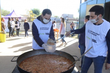 La Muni desplegó un operativo de vacunación y asistencia alimentaria en uno de los barrios más vulnerables de La Plata