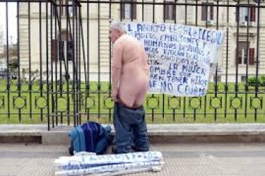 El vecino que se desnuda para protestar, anunció que también lo hará por los desechos cloacales de Gran Bell