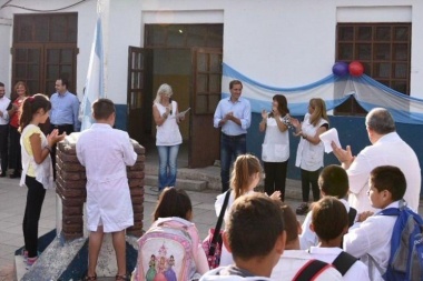 Garro abrió el ciclo lectivo en una escuela donde no hicieron paro
